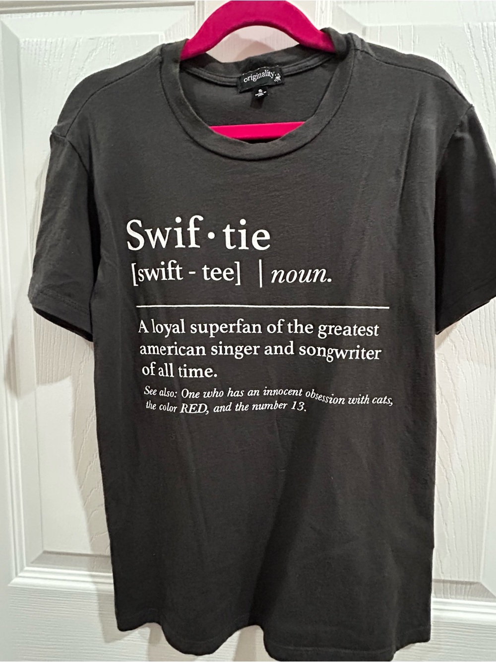 Originality 'Swif-tie' Graphic Tee in Charcoal Size Small